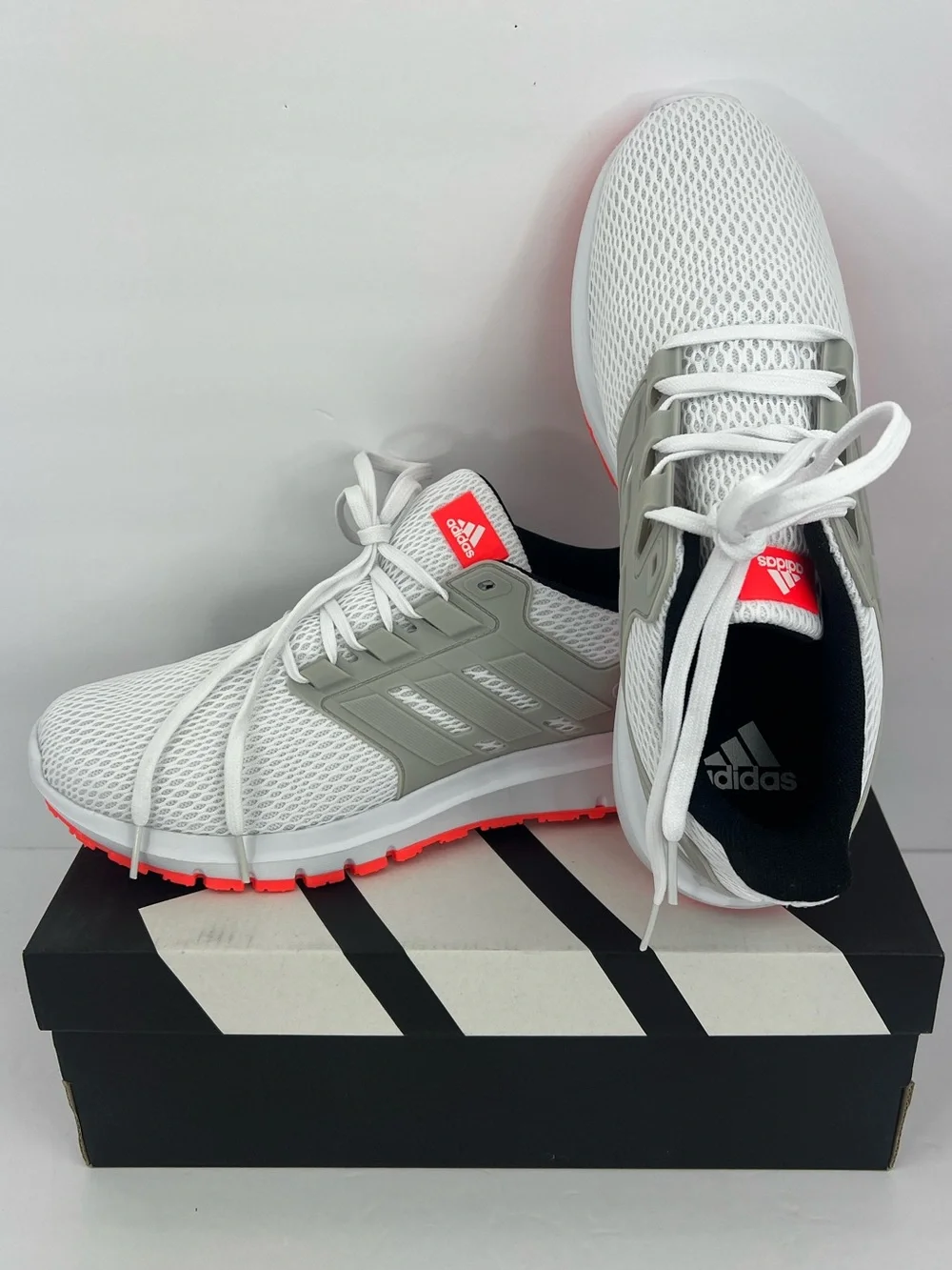 ADIDAS ULTIMASHOW MENS RUNNING SHOES, SIZE: US 8.5, WHIT TOP ORANGE SOLE